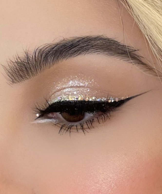 DELINEADOR DE OJOS CON BRILLO LUVPRISM