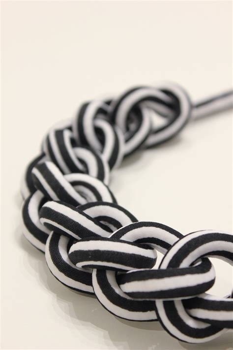 CADENA SARCILLO COLLAR BLANCO NEGRO
