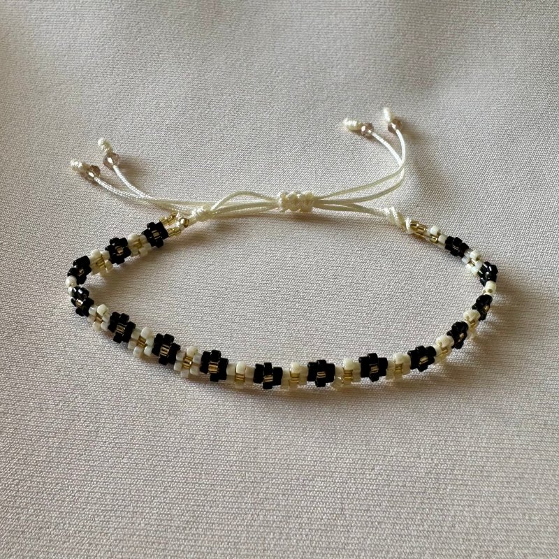 PULSERA ANILLO FLORES NEGRO Y BLANCO